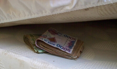 soldi sotto il materasso